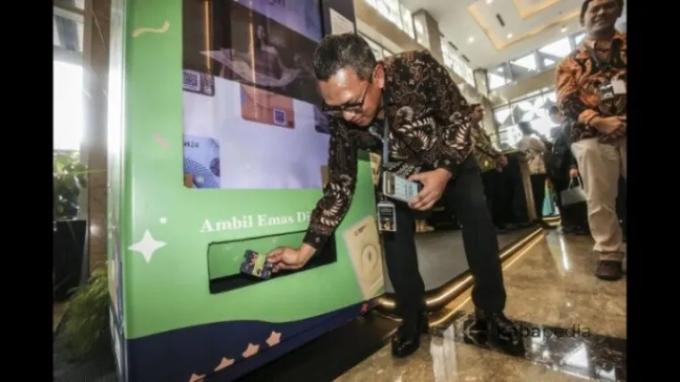 Direktur Utama PT Pegadaian Damar Latri Setiawan mengakses layanan digital melalui ATM Emas meliputi tabungan emas, penitipan emas, pembiayaan emas, juga deposito emas usai peresmian Bank Emas (Bullion Bank) pertama di gedung The Gade Tower, Jakarta Pusat