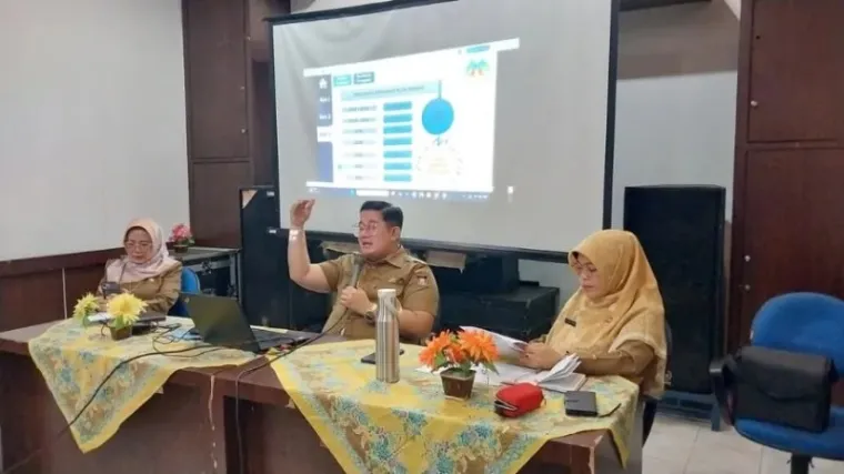 Kepala Bidang Pemenuhan Hak Anak, Ade Yonanda Irza saat rapat koordinasi KLA di Aula DP3AP2KB. [Foto: Diskominfo]