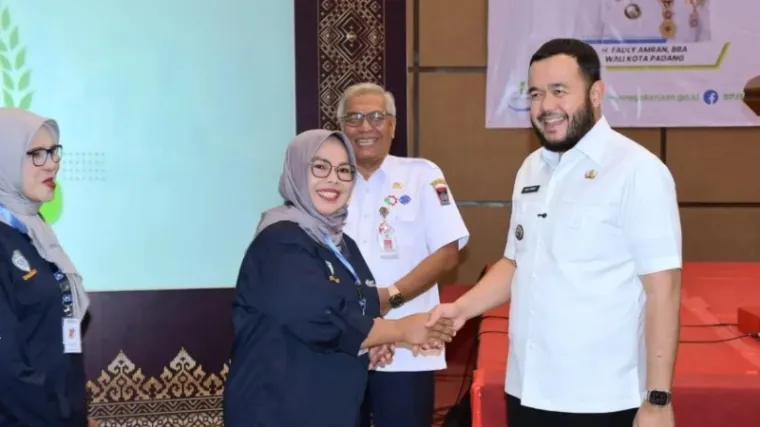 Wali Kota Padang Fadly Amran usai melantik agen resmi Perisai BPJS Ketenagakerjaan Cabang Padang. (Ist)
