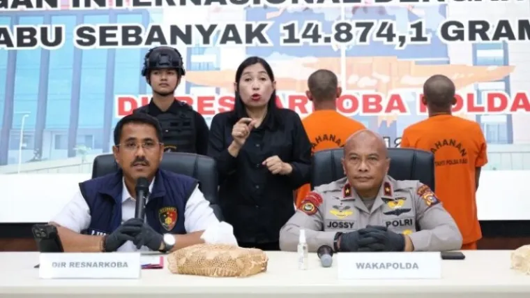 Wakapolda Riau, Brigjen Pol Jossy Kusumo menghadirkan dua kurir narkoba yang ditangkap di Kabupaten Kampar, dalam konferensi pers, Rabu (9/7/2025). (Ist)
