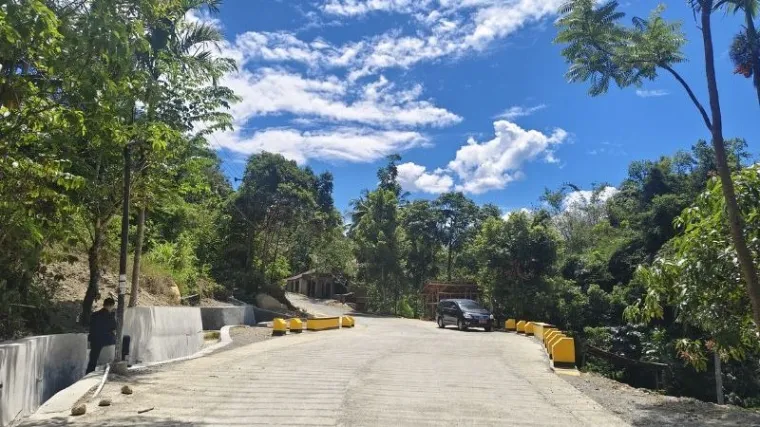Jalan yang menghubungkan Simpang Ganting Payo hingga batas Tanah Datar - Sumani kini kembali mulus dan bisa dilalui dengan nyaman usai dibangun lagi oleh Pemprov Sumbar. (Ist)