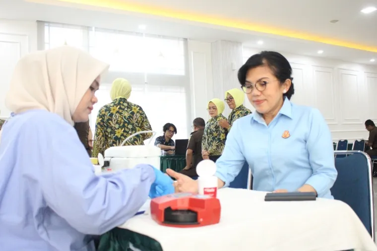 Kepala Kejaksaan Tinggi (Kajati) Sumbar, Yuni Daru Winarsih,  melakukan donor darah. (Ist)