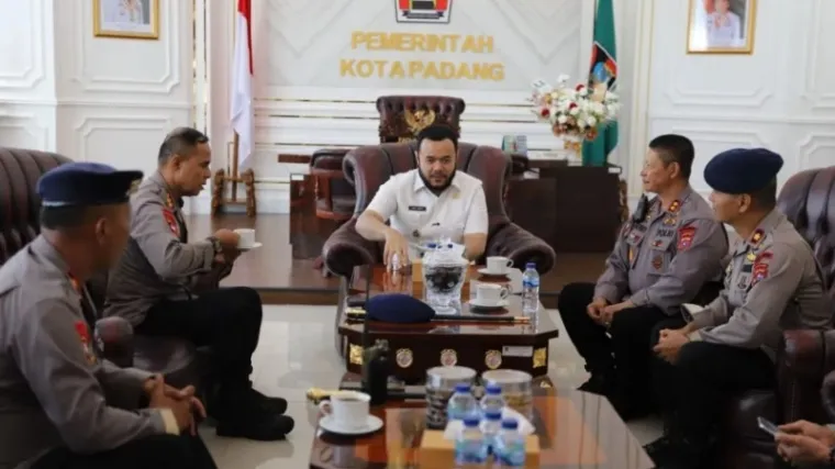 Wali Kota Padang, Fadly Amran, menerima kunjungan silaturahmi dari Komandan Satuan Brimob (Dansat Brimob) Polda Sumbar yang baru, Kombes Pol Lukman Syafri Dandel di ruang kerjanya. (Ist)