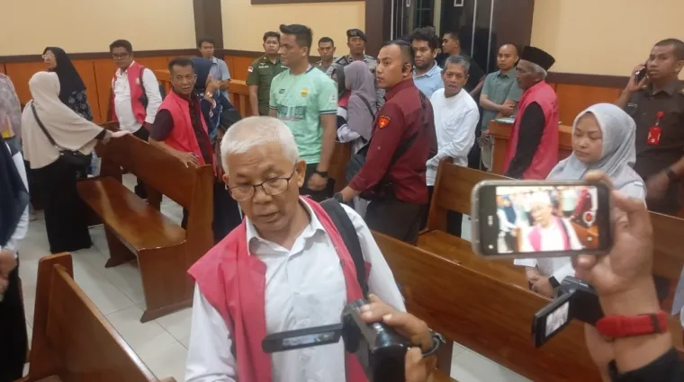 Terdakwa Dugaan Korupsi Ganti Rugi Lahan Tol Padang Sicincin saat diwawancarai (DI)
