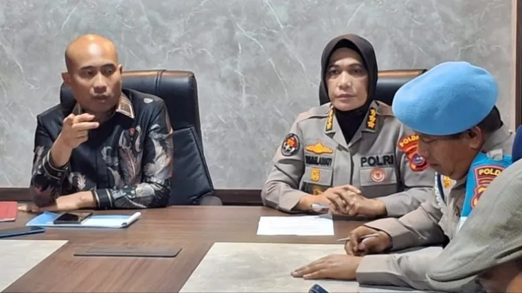 Dirreskrimsus Polda Sumbar, Kombes Pol Andri Kurniawan, didampingi Kabid Humas, Kombes Pol Susmelawati Rosya, saat memberikan keterangan persnya, Jumat (11/7/2025) (Ist)