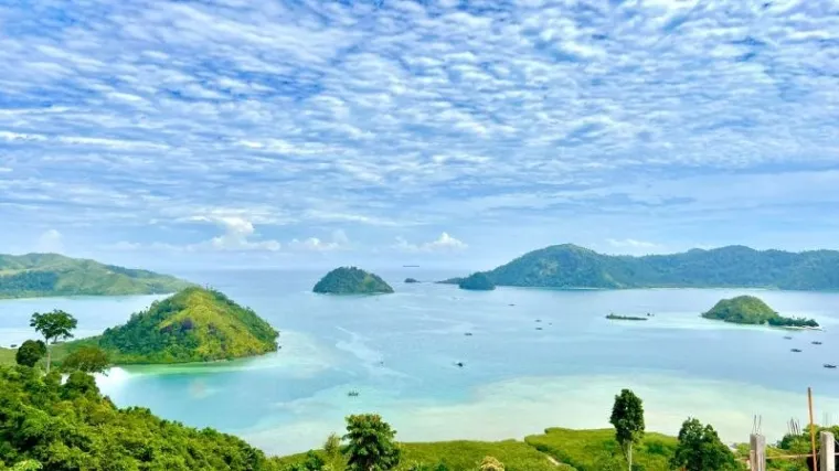 Keindahan Kawasan Wisata Mandeh di Kecamatan Koto XI Tarusan, Pesisir Selatan (Pessel) yang memesona. Untuk perkembangan ke depan, kawasan ini masih butuh senstuhan investasi. (Foto: Dok. Pemkab Pessel)