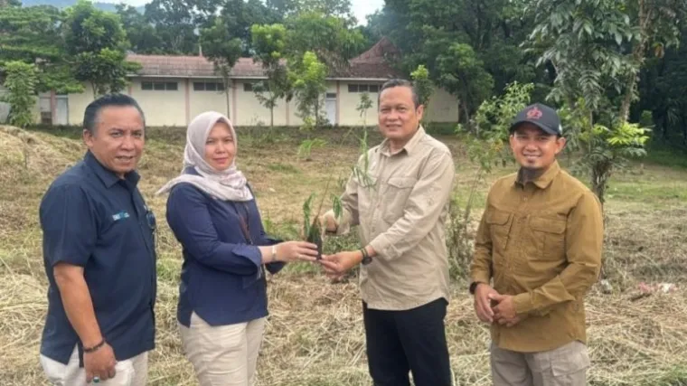 Ka Sie Keuangan dan Umum Unit CSR PT Semen Padang Nila Puspa Reni menyerahkan bibit Kaliandra Merah kepada Ketua Harian Kwarda Sumbar Yulius beberapa waktu lalu (Foto: dok. Humas Semen Padang)