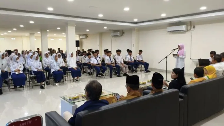 Peluncuran Sekolah Rakyat (SR) di Universitas Negeri Padang (UNP), Kota Padang, Sumatera Barat (Sumbar).