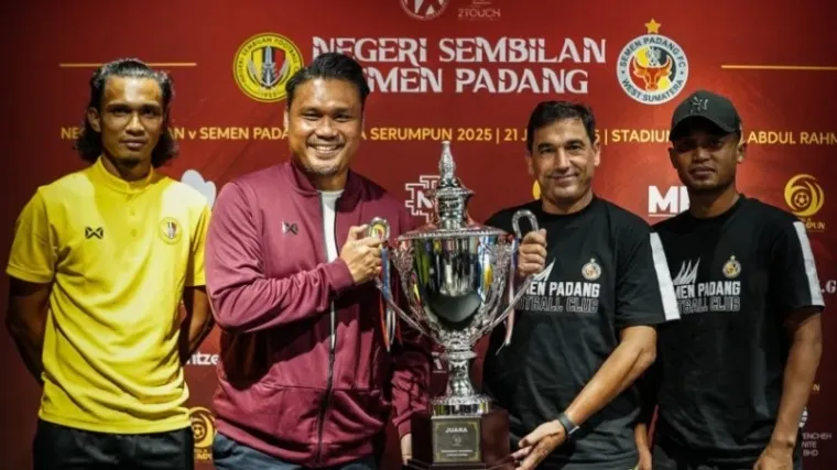 Pelatih Semen PAdang FC Eduardo bersama Pelatih Negeri Sembilan FC, Nidzam Jamil jelang laga kedua tim. (Ist)