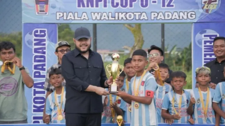 Wali Kota Padang Fadly Amran menutup Festival Sepakbola Usia Dini KNPI Cup U-12 Season 3. [Foto: Humas Pemko]