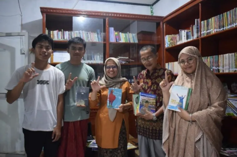 Sekretaris SatuPena Sumbar, Armaidi Tanjujg saat menyerahkan bantuan. (Ist)
