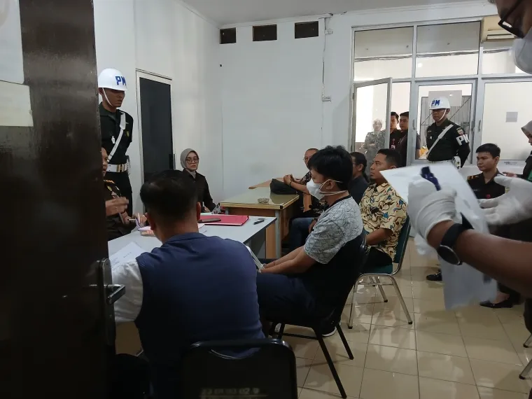 Suasan Saat Proses Tahap II Tersangka di Kejari Padang, (Ist)