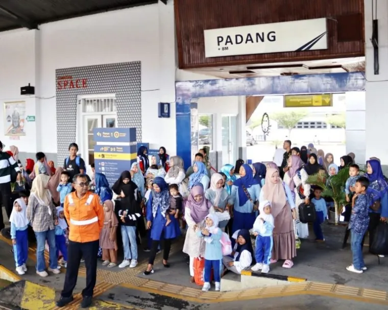 Tampak penumpang KA di Stasiun Padang (Foto: dok. Humas KAI Sumbar)