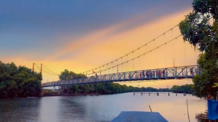 Salah satu jembatan gantung yang telah selesai dibangun oleh Kementerian Pekerjaan Umum (PU). (Ist)