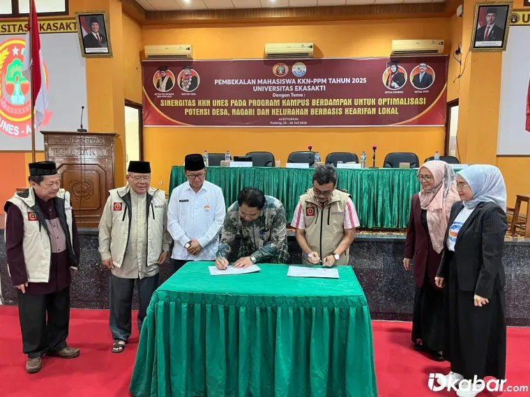 Penandatangan MoU antara Unes dan Bank Nagari disaat Pembekalan KKN Unes 2025, Jumat (25/7/2025) (DI)