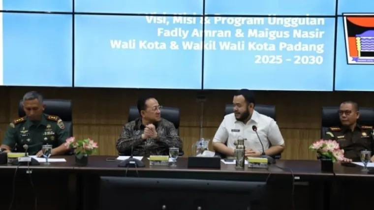 Wali Kota Padang Fadly Amran berbincang dengan anggota DPD RI Irman Gusman. (Ist)