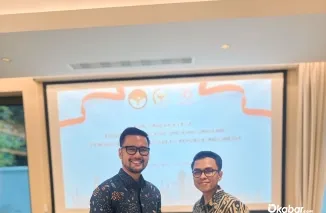 Anggit Kurniawan Nasution memberikan cinderamata berupa Batik Equator, batik khas Pasaman, kepada Wahyu Permana selalu Plt Duta Besar Indonesia untuk Polandia