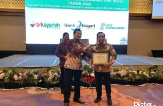 Direktur Utama (Dirut) Bank Nagari Gusti Candra ketika menerima penghargaan dari BP Taoera. (Ist)