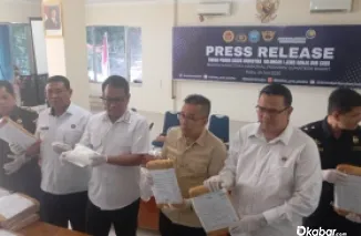 Kepala BNNP Sumbar Brigjen Pol Dr. Riki Yanuarfi, S.H., M.Si memperlihatkan Barang Bukti pengungkapan penyalahgunaan narkotika di Kantor BNNP Sumbar, Rabu (23/7/2025) (DI)