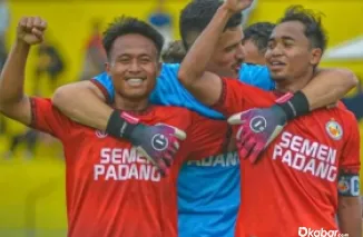 Kapten Semen Padang FC, Rosad Setiawan berselebrasi bersama Kiper Arthur Agusto dan pemain bertahan Rian usai mencetak gol ke gawang Persita Tangerang. (Foto: Liga 1 Match / Instagram)