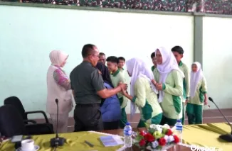 Komandan Korem 032/Wbr, Brigjen TNI Mahfud, didampingi Ketua Persit KCK Koorcab 032 PD I/BB Mita Mahfud, bersalaman dengan para peserta didik. (Ist)