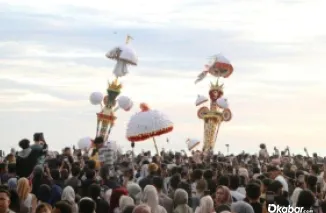Sekitar 200 ribu pengunjung menyaksikan detik-detik dua Tabuik dihoyak dan dibuang ke laut dalam puncak Pesona Budaya Hoyak Tabuik Piaman 2025, di Pantai Gandoriah, Pariaman. [Foto: Dok. Diskominfo Pariaman]