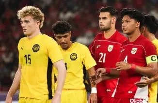 Pemain Timnas Indonesia U-23, Jens Raven (tengah) dan Kadek Arel mendapatkan penjagaan dari pemain Malaysia dalam laga Grup A Piala AFF U-23 2025, Jakarta, Senin (21/07/2025). (Foto: bola.com)