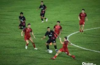Pemain Semen Padang FC berusaha melewati kepungan pemain Kuala Lumpur City FC dalam laga uji coba di Stadion Kuala Lumpur. (Ist)