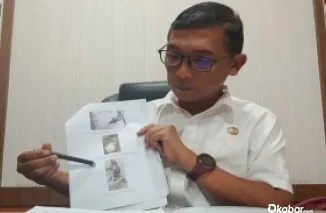 Kepala Dinas Pariwisata Bukittinggi, Rofie Hendria memperlihatkan bukti pengawasan bayi harimau yang mati setelah lahir selama enam hari di TMSBK. (ANTARA/Al Fatah)