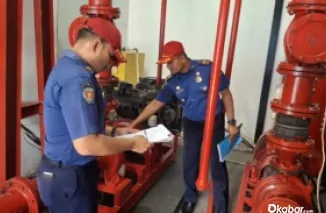 Personel Damkar Kota PAdang memastikan, kelengkapan alat proteksi kebakaran di ZHM Hotel. (Ist)
