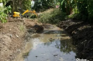 Dinas Pekerjaan Umum dan Penataan Ruang (PUPR) Kota Padang mengeruk Sungai Pampangan Nan XX, Kecamatan Lubuk Begalung