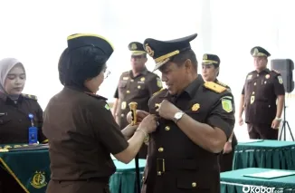 Kepala Kejaksaan Tinggi Sumatera Barat, Yuni Daru Winarsih melantik Dr. Muchlis, SH., MH sebagai Wakil Kepala Kejati Sumbar, Selasa (15/7/2025).