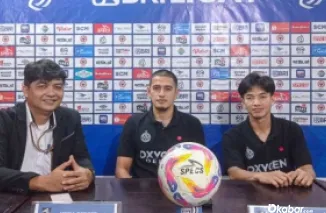 Caretaker Hengki Ardiles dan pemain Semen Padang FC, Muhammad Iqbal, saat jumpa pers jelang laga versus Barito Putra. (foto: Ist)