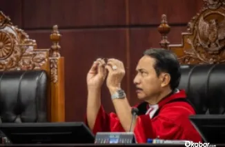 Ketua Mahkamah Konstitusi Suhartoyo mengamati kacamata saat memimpin sidang pengucapan putusan sela (dismissal) sengketa Pilkada 2024 di Gedung Mahkamah Konstitusi, Jakarta, Selasa (4/2/2025). ANTARA FOTO/Bayu Pratama S