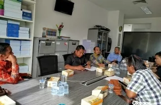 Ketua DPRD Padang, Muharlion, menyampaikan strategi peningkatan PAD saat diskusi bersama wartawan Forum Wartawan Parlemen (FWP) di Kantor DPRD Padang, Senin pagi (21/7/2025). (Foto: Ist)