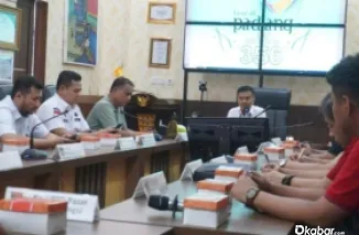 Asisten II Bidang Perekonomian dan Pembangunan Setdako Padang, Didi Aryadi saat rapat persiapan Padang Great Sale di Aula Dinas Perdagangan. (Ist)
