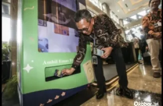 Direktur Utama PT Pegadaian Damar Latri Setiawan mengakses layanan digital melalui ATM Emas meliputi tabungan emas, penitipan emas, pembiayaan emas, juga deposito emas usai peresmian Bank Emas (Bullion Bank) pertama di gedung The Gade Tower, Jakarta Pusat