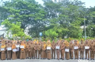 Pemko Padang serahkan penghargaan untuk ASN berprestasi. (dok. Prokopim)