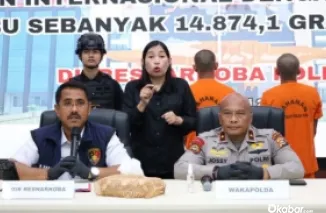 Wakapolda Riau, Brigjen Pol Jossy Kusumo menghadirkan dua kurir narkoba yang ditangkap di Kabupaten Kampar, dalam konferensi pers, Rabu (9/7/2025). (Ist)