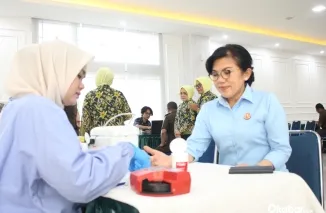 Kepala Kejaksaan Tinggi (Kajati) Sumbar, Yuni Daru Winarsih,  melakukan donor darah. (Ist)