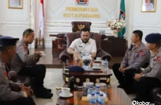 Wali Kota Padang, Fadly Amran, menerima kunjungan silaturahmi dari Komandan Satuan Brimob (Dansat Brimob) Polda Sumbar yang baru, Kombes Pol Lukman Syafri Dandel di ruang kerjanya. (Ist)