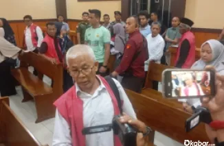 Terdakwa Dugaan Korupsi Ganti Rugi Lahan Tol Padang Sicincin saat diwawancarai (DI)