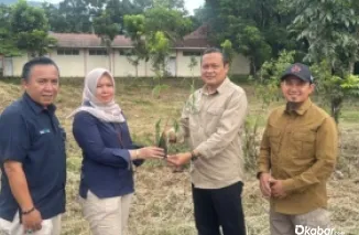 Ka Sie Keuangan dan Umum Unit CSR PT Semen Padang Nila Puspa Reni menyerahkan bibit Kaliandra Merah kepada Ketua Harian Kwarda Sumbar Yulius beberapa waktu lalu (Foto: dok. Humas Semen Padang)