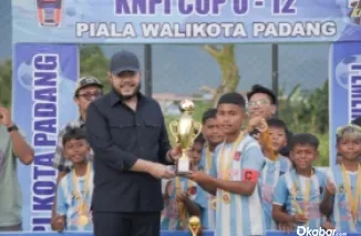 Wali Kota Padang Fadly Amran menutup Festival Sepakbola Usia Dini KNPI Cup U-12 Season 3. [Foto: Humas Pemko]