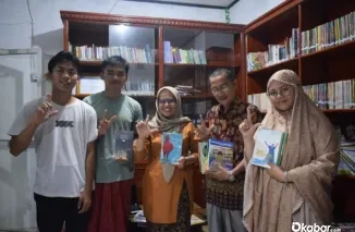 Sekretaris SatuPena Sumbar, Armaidi Tanjujg saat menyerahkan bantuan. (Ist)