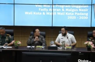 Wali Kota Padang Fadly Amran berbincang dengan anggota DPD RI Irman Gusman. (Ist)