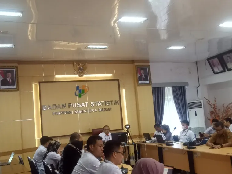 Kepala BPS Sumbar Sugeng Arianto, memaparkan Berita Resmi Statistik (BRS). (Ist)