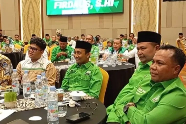 Ketua DPW PKB Sumbar Firdaus bersama Bendahara DPW PKB Donizar dan Ketua LKP Rudi Antono saat membuka Pendidikan Instruktur Loyalis PKP di Padang, Senin (18/8/2025). (Foto: Ist)