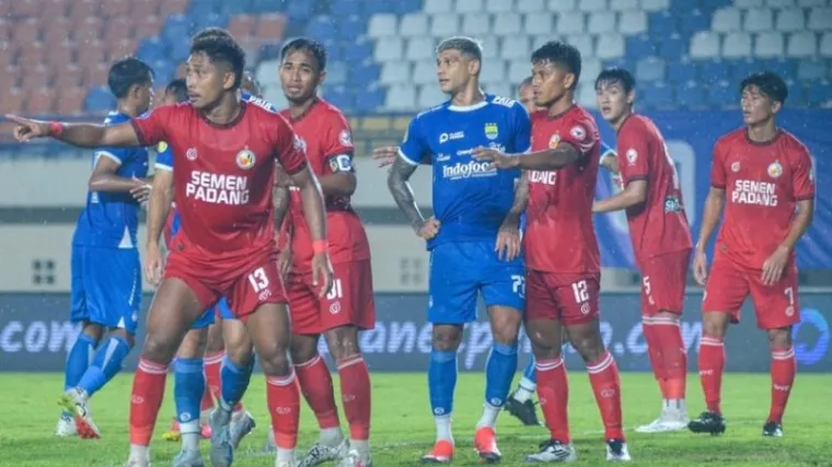 Sejumlah pemain Semen Padang mengawal pemain persib di daerah pertahanan saat kedua tim saling bentrok di BRI Liga 1. (Ist)