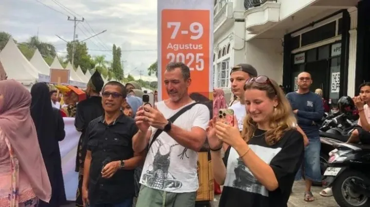 Wisatawan asing terkesan dengan harmoni etnis dan tradisi dalam parade budaya Karnaval Kota Tua Padang. (Foto: Kominfo Padang)